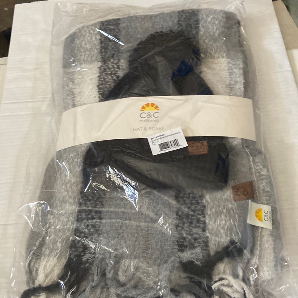 C&C California hat and blanket scarf set